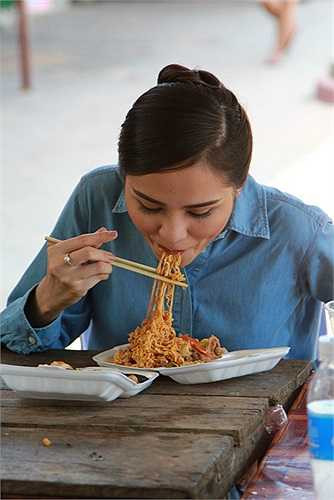 Cô cho rằng khi đói, cô có thể ăn mọi thứ mà không cần biết món ăn trang trọng hay dân dã.