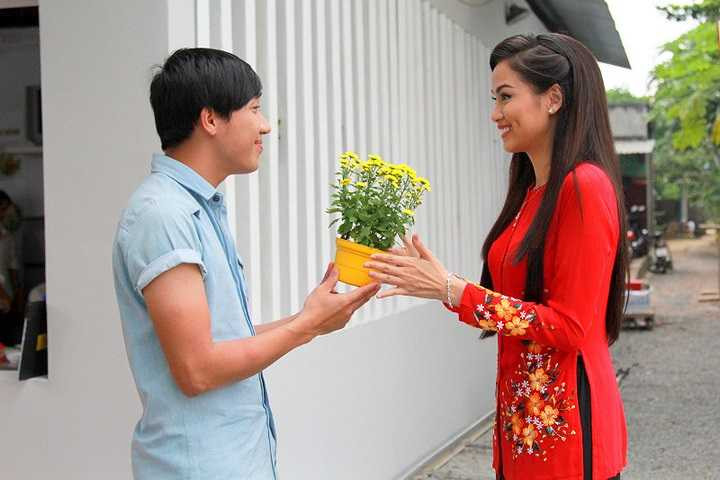 Diễm Hương mặc chiếc áo đỏ đầu không khí Tết.