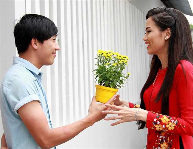 Cô được Trấn Thành tặng bình hoa rực rỡ.