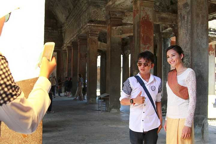 Khá nhiều người nhận ra cô và xin chụp ảnh cùng.