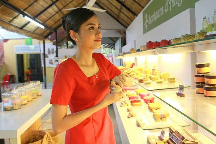 Cùng nhìn ngắm Diễm Hương xinh đẹp trong những ngày cô ở Campuchia.