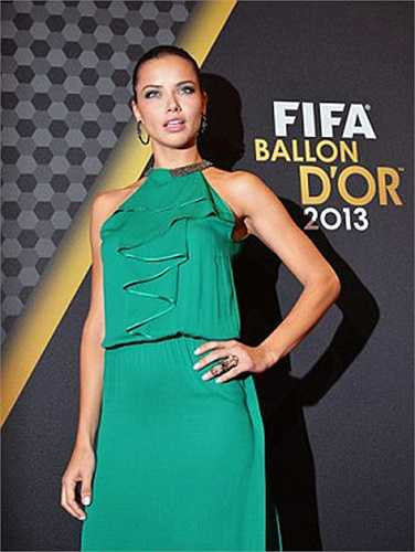 Cũng trong buổi gala đêm qua, Adriana Lima thực sự tỏa sáng với nhan sắc kiều diễm