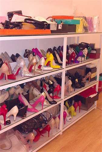 Cô sở hữu rất nhiều chiếc túi với những màu sắc khác nhau của thương hiệu này.