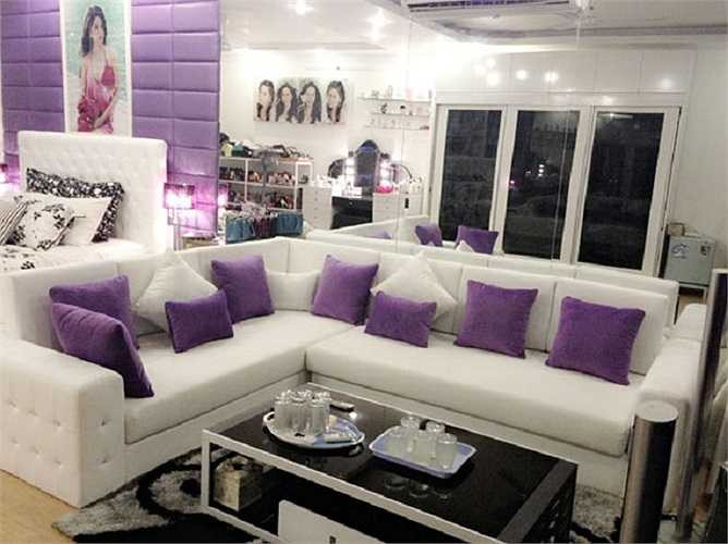 Người đẹp khoe đôi giầy đính đá quý, đế đỏ với giá gần 100 triệu đồng (hơn 4.000 USD) của thương hiệu Christian Louboutin.