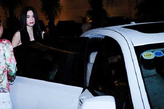 Màu sắc chủ đạo của căn phòng Ngọc Trinh là trắng. Tuy nhiên, những chiếc rèm cửa màu tím làm nét chấm phá khiến cho căn phòng có nét dịu dàng.