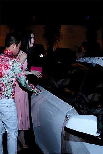 Trước đó, Ngọc Trinh còn bị bắt gặp ra phố với chiếc xe màu xám, nhưng chỉ thời gian ngắn sau, cô đã tìm cho mình niềm vui mới với chiếc xế hộp màu trắng trị giá trên 5 tỷ đồng.