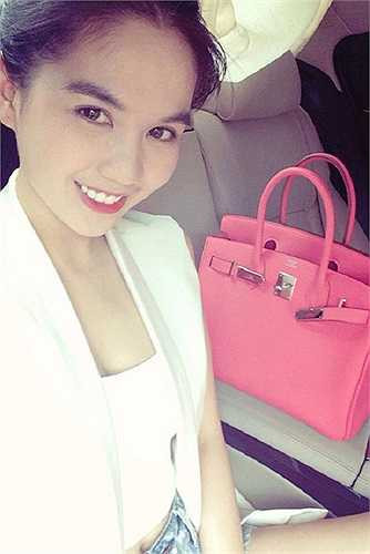 Chiếc túi xách tay màu hồng Ngọc Trinh mới tậu và được cô khoe trên trang cá nhân của mình thuộc dòng Hermes birkin có giá trên 400 triệu đồng.