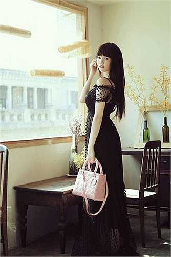 Cô thường tự thưởng cho mình những chiếc túi hàng hiệu mỗi khi đi công tác xa.