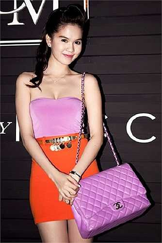 Chiếc túi thuộc dòng Dior với mức giá được đồn đoán là hơn 4.000 USD (tương đương với gần 90 triệu đồng).