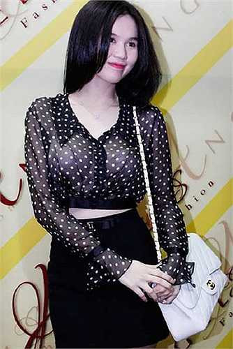 Ngoài ra cô cũng sở hữu hàng loạt chiếc túi của thương hiệu danh tiếng Chanel.