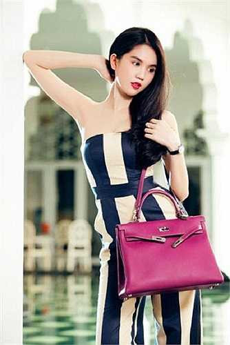 Chiếc túi hiệu màu da cam thuộc thương hiệu Hermes có giá khoảng 3000 USD (tương đương hơn 60 triệu đồng).