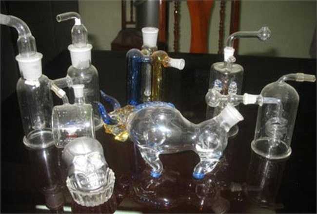 Ma túy tổng hợp có rất nhiều dạng với hai hợp chất chính là Amphetamin và Methamphetamin. Trong đó, Methamphetamine thường ở dạng bột trắng hoặc vàng, nâu, đỏ, dạng muối hydrochlorit bột, dạng tinh thể. 