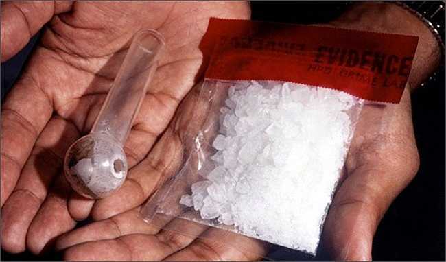 Methamphetamine dạng tinh thể thường được giới trẻ gọi là hàng đá hay đập đá, pha lê. Chúng không chỉ được biết đến với tác dụng gây phê cho người nghiện mà còn là một loại thuốc khiến người dùng thèm muốn cả chuyện quan hệ tình dục.