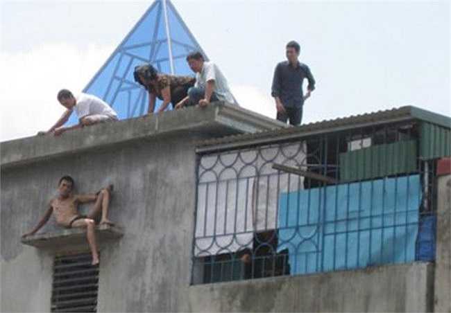 Hình ảnh một thanh niên tại Việt Nam quá khích khi đang trong cơn ngáo đá. Để hiểu rõ hơn về tác hại của loại ma túy này, mời các bạn theo dõi tiếp loạt ảnh sau đây.