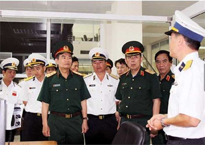 Sáng 13/1, tại TP Cam Ranh, tỉnh Khánh Hòa, Đoàn công tác Bộ Quốc phòng do Thượng tướng Trương Quang Khánh, Ủy viên Trung ương Đảng, Ủy viên Quân ủy Trung ương, Thứ trưởng Bộ Quốc phòng làm trưởng đoàn đến thăm, kiểm tra một số đơn vị Hải quân tại căn cứ Cam Ranh. Cùng làm việc với đoàn có Phó Đô đốc Phạm Ngọc Minh, Phó Tư lệnh-Tham mưu trưởng Quân chủng Hải quân và các cơ quan chức năng của Bộ Tư lệnh Hải quân. Trong ảnh, Thượng tướng Trương Quang Khánh thăm Trung tâm huấn luyện Lữ đoàn 189.
