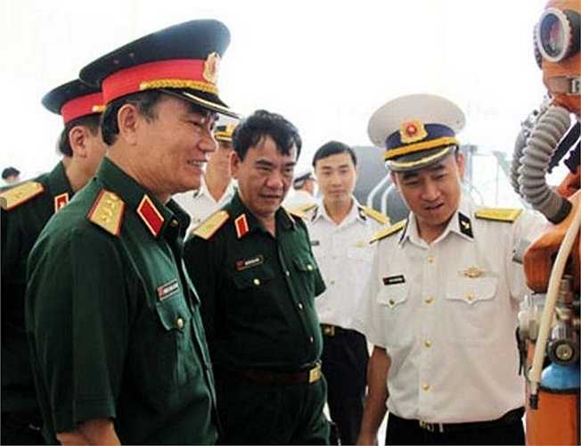 Sau khi trực tiếp kiểm tra Lữ đoàn tàu ngầm 189, Lữ đoàn 954 Không quân Hải quân, Nhà máy X52 Hải quân và nghe các đơn vị báo cáo, Thượng tướng Trương Quang Khánh biểu dương sự nỗ lực cố gắng khắc phục mọi khó khăn, hoàn thành tốt nhiệm vụ của các đơn vị, nhất là các đơn vị tiếp nhận, làm chủ, khai thác các trang thiết bị mới. Trong ảnh, Thượng tướng Trương Quang Khánh thăm quan các mô hình huấn luyện tại Lữ đoàn 189 Hải quân.