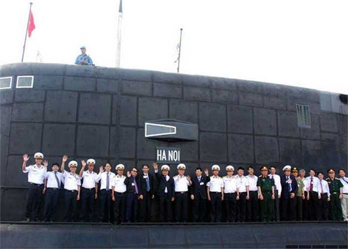Nhân dịp này, Đảng bộ, chính quyền và nhân dân Hà Nội đã tặng Lữ đoàn 189 và tập thể sĩ quan, chiến sĩ tàu HQ 182 - Hà Nội món quà trị giá 1,3 tỷ đồng. Như vậy, đến nay thủ đô Hà Nội đã hỗ trợ Bộ Tư lệnh Hải quân tổng kinh phí 54,2 tỷ đồng phục vụ đầu tư xây dựng cơ sở vật chất phục vụ sinh hoạt và huấn luyện. Đặc biệt, với sự hiện diện của tàu ngầm HQ 182- Hà Nội nơi quân cảng Cam Ranh lộng gió, có một Hà Nội vững chãi trong lòng biển.
