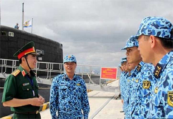 Thượng tướng Trương Quang Khánh lưu ý các đơn vị cần tiếp tục phát huy nội lực và những kết quả đã đạt được, khẩn trương hoàn thiện hệ thống cơ sở hạ tầng kỹ thuật phục vụ cho công tác huấn luyện, khai thác, làm chủ các loại VKTBKT, nhất là VKTB mới được biên chế; đảm bảo an toàn trong huấn luyện; đẩy nhanh tiến độ thi công các dự án xây dựng đã được phê duyệt. Trong ảnh, Thượng tướng Trương Quang Khánh nói chuyện với cán bộ, thủy thủ kíp tàu ngầm 182 Hà Nội.