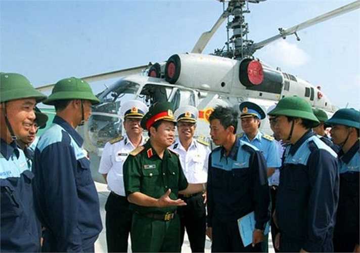 Thượng tướng Đỗ Bá Tỵ lưu ý các đơn vị cần tiếp tục phát huy kết quả đã đạt được, thường xuyên nắm chắc tình hình, duy trì nghiêm các chế độ trực chỉ huy, trực SSCĐ, huấn luyện và nghiên cứu...Thượng tướng Đỗ Bá Tỵ lưu ý Vùng 4 Hải quân và các đơn vị cần quan tâm chăm lo việc chuẩn bị Tết cho bộ đội, nhất là bộ đội và nhân dân ở Trường Sa, các đơn vị làm nhiệm vụ xa bờ, phân tán; quan tâm, làm tốt công tác hậu phương quân đội trong dịp Tết Nguyên Đán sắp tới.