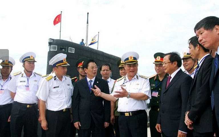 Chúc mừng kíp thủy thủ tàu ngầm HQ 182 mang tên Hà Nội vừa thực hiện thành công chuyến đi biển đầu tiên vào ngày 8/1, Bí thư Thành ủy Hà Nội Phạm Quang Nghị bày tỏ niềm tự hào của Đảng bộ, chính quyền và nhân dân Thủ đô về sự trưởng thành vượt bậc của Quân đội nhân dân Việt Nam nói chung và lực lượng Hải quân nói riêng sau gần 70 năm thành lập.Trong ảnh, Đô đốc Nguyễn Văn Hiến giới thiệu với lãnh đạo TP Hà nội về tàu ngầm Hà Nội.
