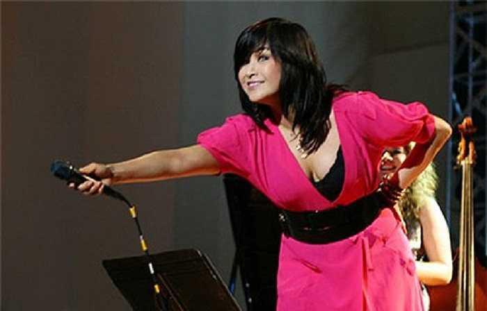 Vốn được xem là một trong những nghệ sỹ sở hữu vòng một gợi cảm nhất nhì showbiz Việt, Thanh Lam luôn biết cách khoe lợi thế của mình.