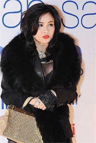 Phong cách thời trang của Thanh Lam là đề tài bàn tán của cộng đồng mạng bởi diva thường chọn những trang phục quá sexy và trẻ trung so với tuổi 44 của mình.