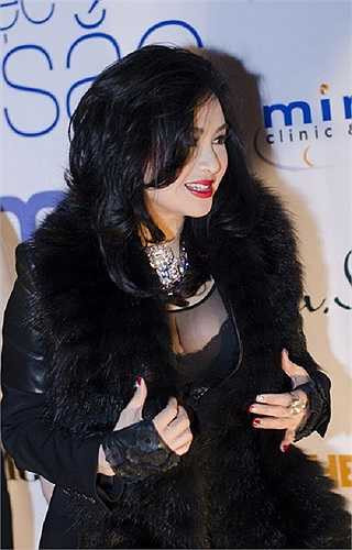 'Người đàn bà hát' khéo léo khoe vòng một không phản cảm nhưng ai cũng có thể cảm nhận được sự ngột ngạt sau lớp áo mỏng kia.