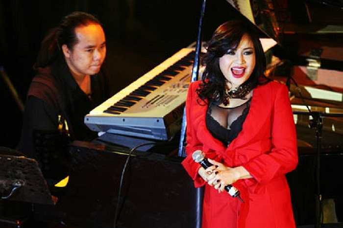 Mặc dù đã bước qua tuổi 40, nữ diva của làng nhạc Việt vẫn táo bạo với những bộ cánh khoe vòng một lấp ló.