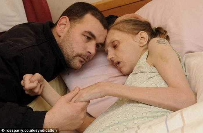 Năm 20 tuổi, cô Pickorer trở thành con nghiện của rượu bia. Vào thời gian đó, mỗi ngày cô thường uống tới 40 lon bia và một chai rượu táo.