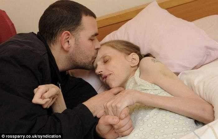 Trong ảnh là Pickorer chụp với người bạn đời, Anthony Howard, 31 tuổi. Theo các chuyên gia y tế, trường hợp của bà mẹ này là hết sức đặc biệt và nguy hiểm.