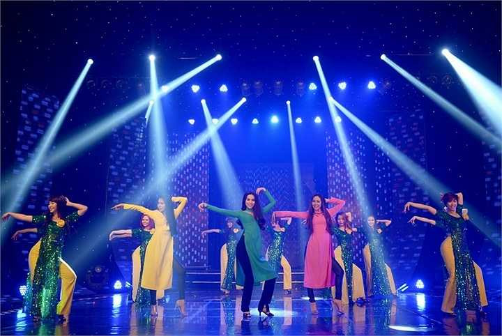 Cả ba cùng mặc áo dài với màu sắc tươi thắm để hướng tới ngày Tết sắp đến.