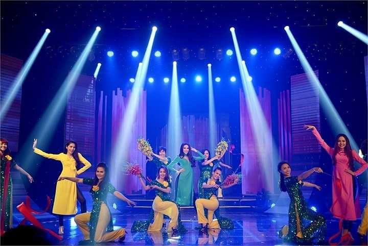 Với ba thân hình đều rất 'chuẩn', cả ba đều khoe được mỗi người một nét đẹp riêng trong chiếc áo dài dân tộc.