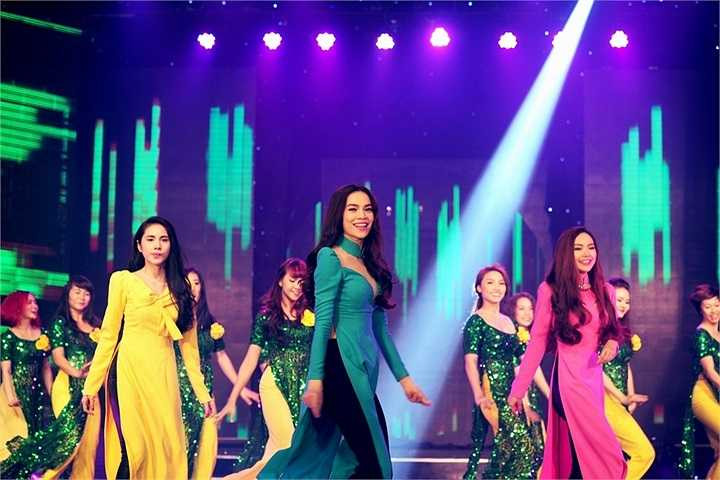 Dù là áo dài truyền thống như Minh Hằng, áo dài cách điệu như của Thuỷ Tiên hay áo dài cắt xẻ như của Hà Hồ, ai nấy đều trông hết sức xinh đẹp.