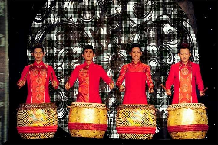 Nhóm nhạc V music cũng đóng góp một tiết mục trong sản Hương sắc tết Việt.