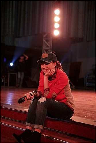 Mỹ Tâm trong trang phục giản dị, áo len đỏ cùng quần jean bụi bặm, cô lúc nào cũng tạo cho mọi người một không khí làm việc rất vui vẻ và hài hước.