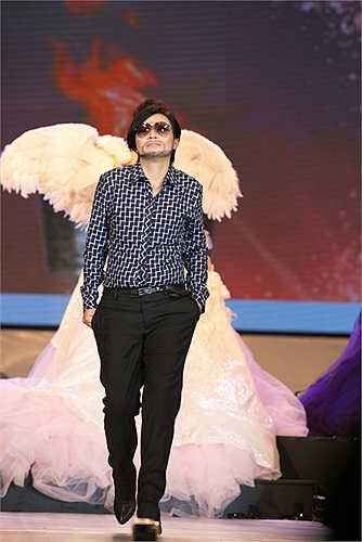 Phương Thanh biểu diễn catwalk cùng các người mẫu một cách tự tin.