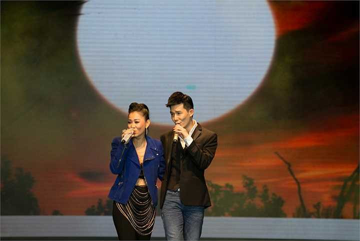 Trang phục của Thu Minh khá khó hiểu với một loạt dây dợ loằng ngoằng không liên quan lắm đến quần áo của mình.