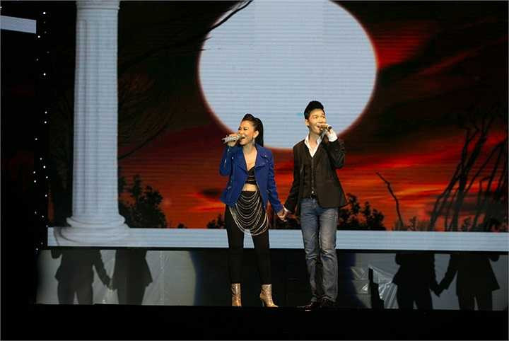 Cô hết sức tự tin khi diện bộ trang phục 'khó hiểu' này.