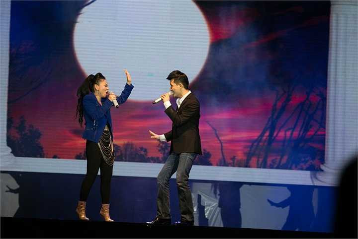 Thu Minh đã diểu diễn ca khúc Hot và Endless love trong chương trình này.