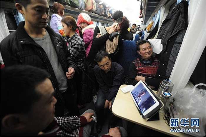 Hơn 3,6 tỉ lượt người đổ về quê đón xuân Giáp Ngọ 2014, tăng 200 triệu lượt người so với Tết 2013