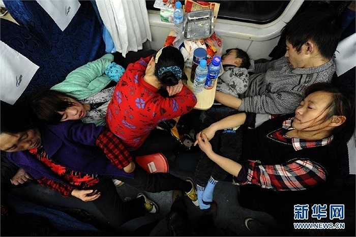 Người lao động ngoại tỉnh vật vã trên tàu xe