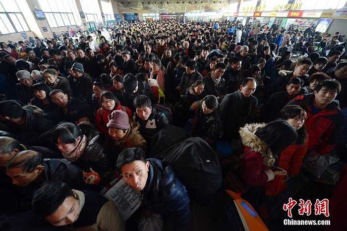 Tàu xe Trung Quốc oằn mình phục vụ tỷ lượt người dịp Tết Nguyên đán