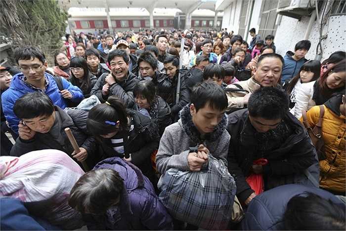 Các phương tiện giao thông oằn mình đón tỷ lượt người trong dịp Tết Nguyên đán 2014