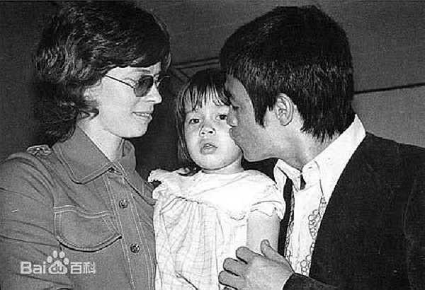 Lý Hương Ngưng là con gái duy nhất của Lý Tiểu Long và Linda Emery.