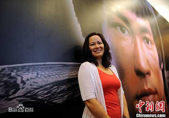 Ngoài vai trò diễn viên, ca sỹ, cô còn là một doanh nhân, nhà sản xuất.