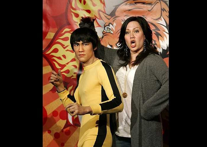 Hiện tại, Hương Ngưng cùng mẹ quản lý quỹ mang tên người cha quá cố. 