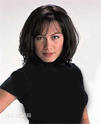 Cô gái bé nhỏ khi ấy nhận được sự giúp đỡ, chỉ bảo tận tình chỉ bảo từ những người bạn thân của cha.