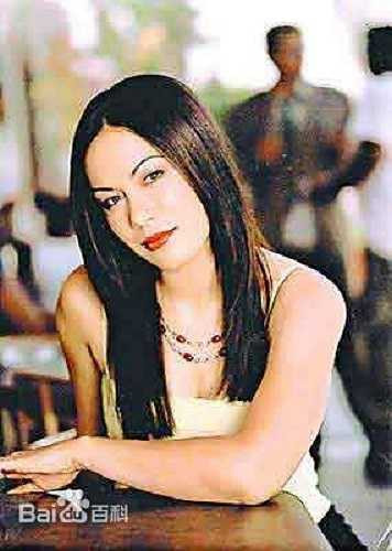 Lý Hương Ngưng được đánh giá là thừa hưởng những tài năng của cha, khán giả gọi cô là ‘Tiểu Long Nữ’.