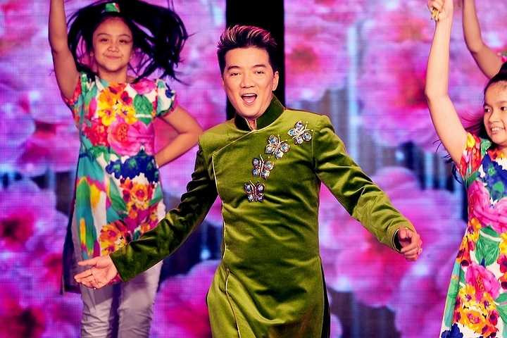 Phần biểu diễn của anh sôi động cùng với sự hỗ trợ của gần 30 vũ công nhí ABC kids đã mang đến không khí vui tươi và náo nhiệt cho chương trình.