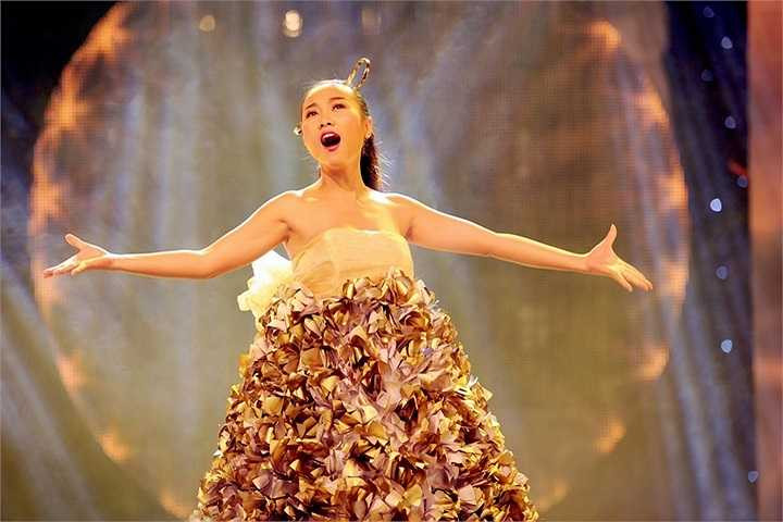 Lần đầu tham gia Gala Nhạc Việt, ca sỹ Đoan Trang xinh đẹp và nhẹ nhàng trong ca khúc Bài hát ru mùa xuân của nhạc sỹ Dương Thụ như một món quá ý nghĩa dành cho những ai sắp làm mẹ và đón đứa con thiên thần trong mùa xuân này.